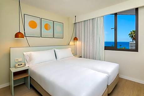 Sol Room with Lounge Ocean View (2+2)
