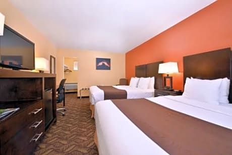 Queen Room with Two Queen Beds - Non-Smoking/Ground Floor