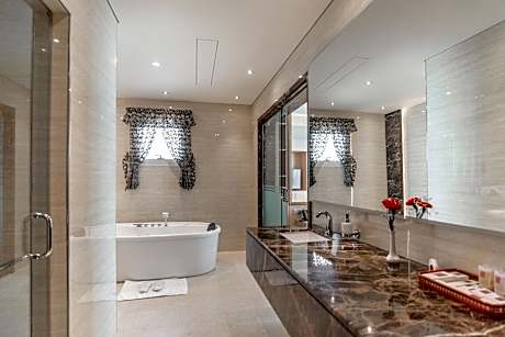 Diplomatic Suite (1 King Bed)