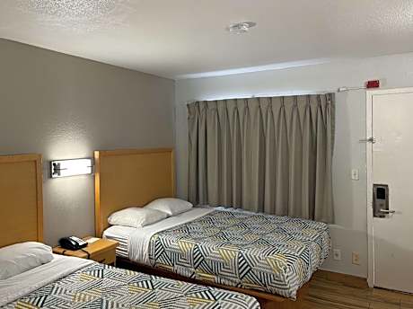 Queen Room with Two Queen Beds - Smoking