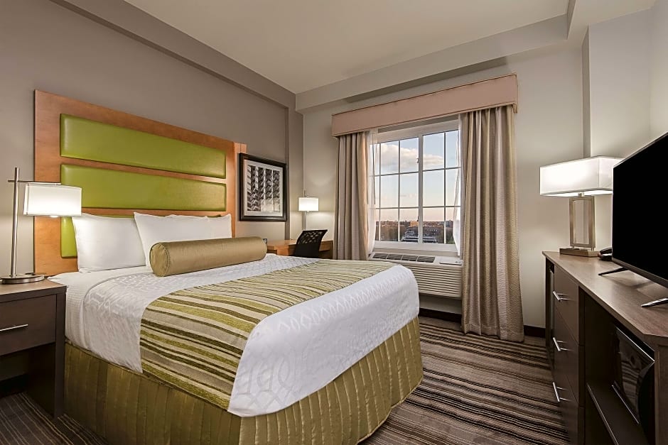 La Quinta Inn & Suites by Wyndham Brooklyn East