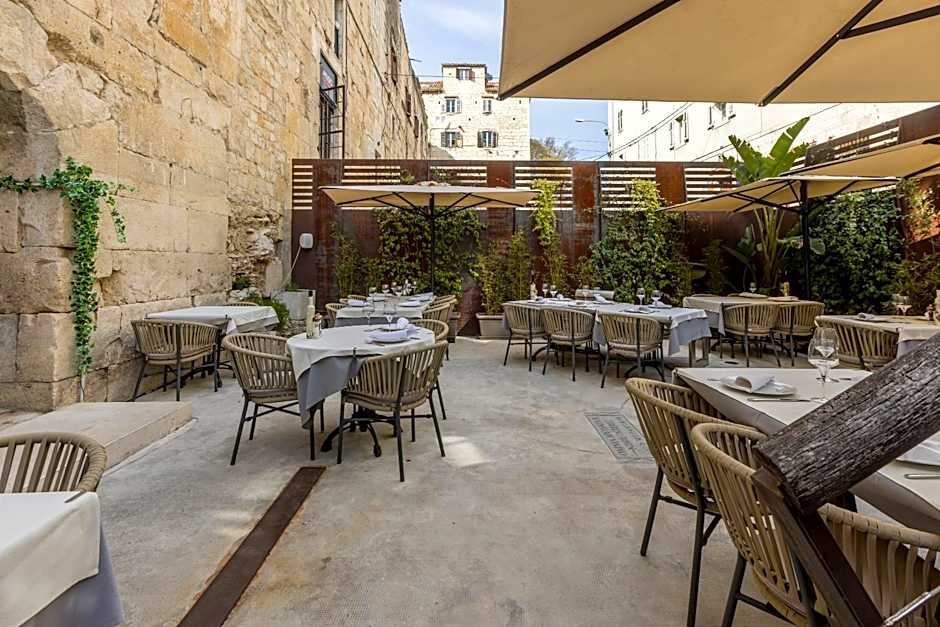 Leonis Restaurant & Rooms