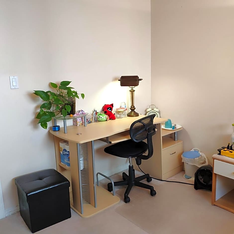 Helen's House / Close to Skytrain and Airport