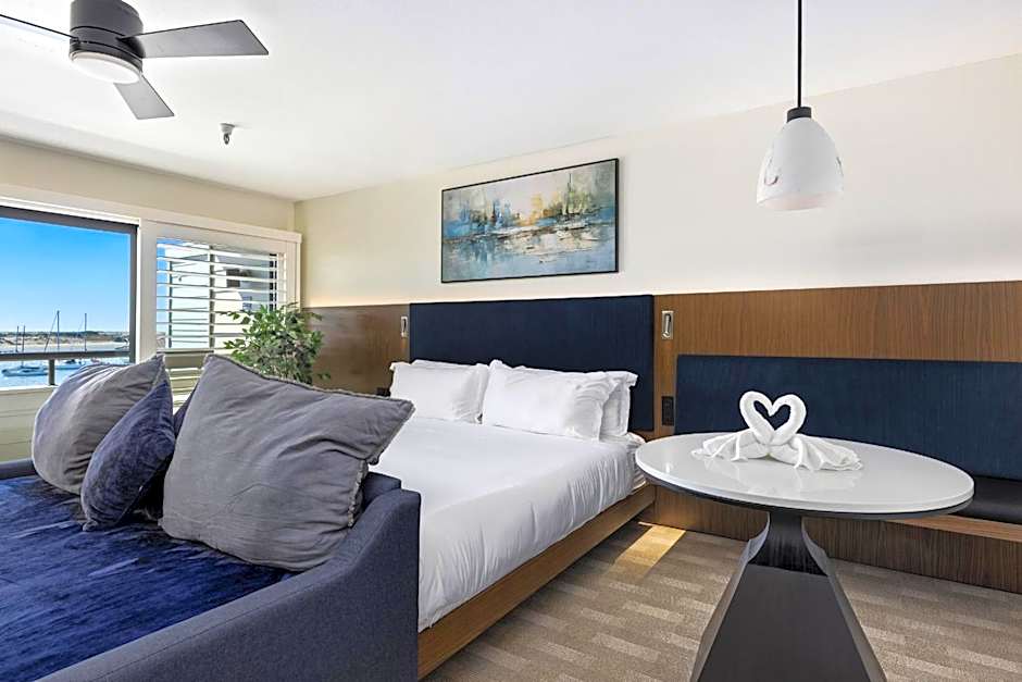 456 Embarcadero Inn & Suites