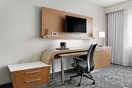Larger Guest room, 2 Queen, Sofa bed