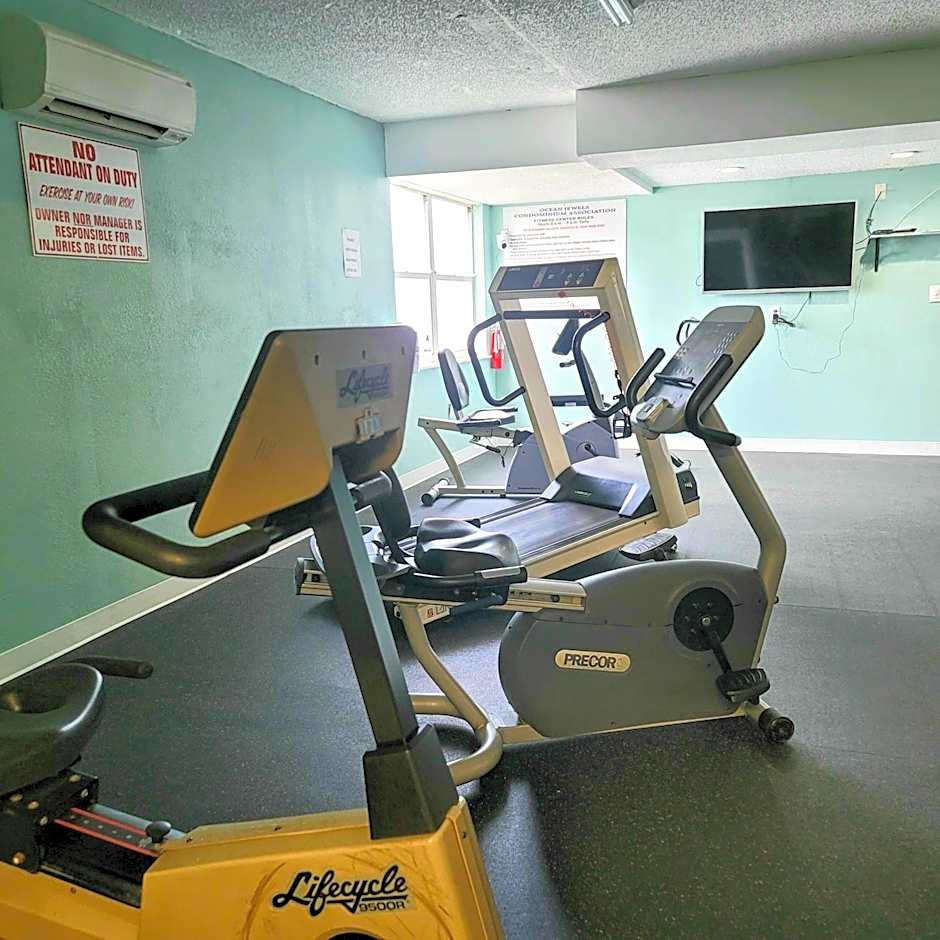 Oceanfront Escape With Balcony and heated salt water pool Sleeps 4