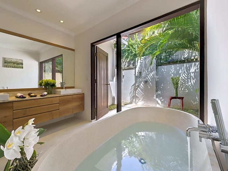 Spacious 8 bedroom pool villa in Canggu