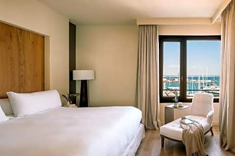 Red Level Suite with Sea and Cathedral View