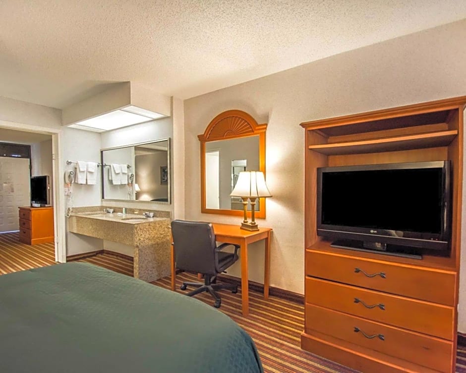 Quality Inn & Suites At Tropicana Field