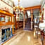 Deluxe Queen at the Curry Mansion - Parking & Heated Pool!