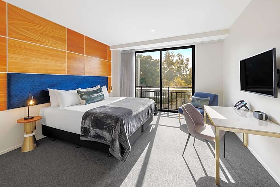 Hidden Lake Hotel & Apartments