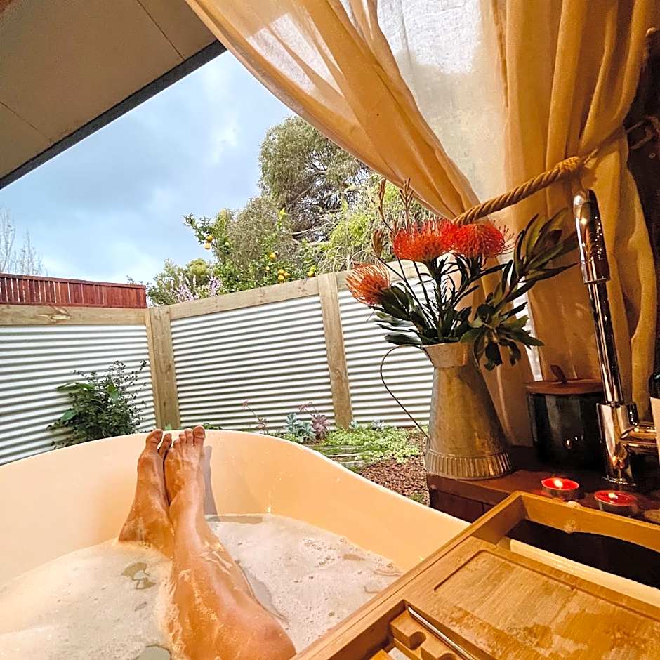 Grape Juice Retreat Rustic romantic gateway 5mins to beaches & town