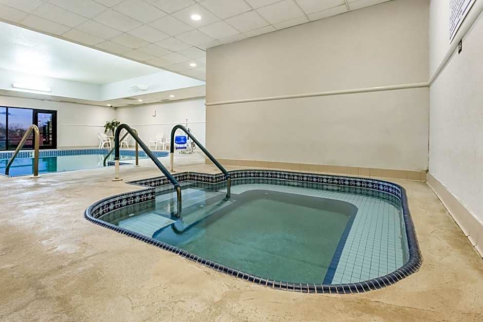 Super 8 by Wyndham Germantown/Milwaukee