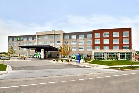 Holiday Inn Express & Suites Madison By IHG