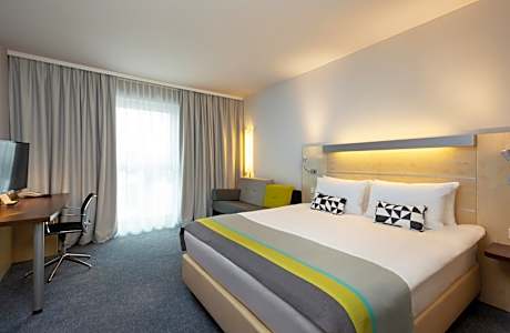 Standard Queen Room with Sofa Bed - Non-Smoking