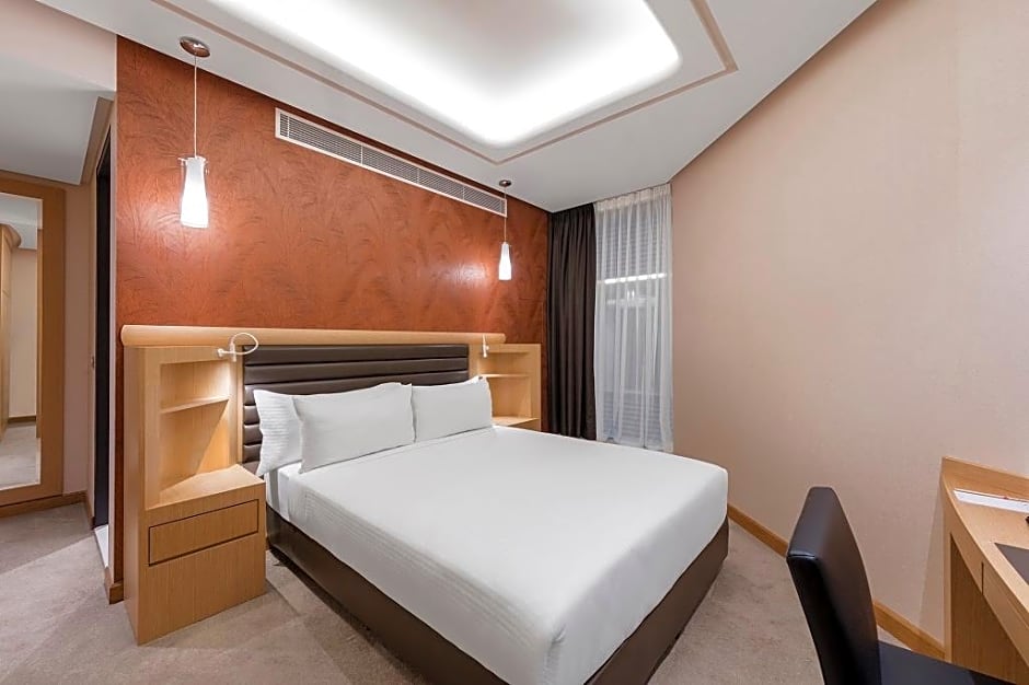 Photo 1 of 1 of Atrium 1 Queen Bed