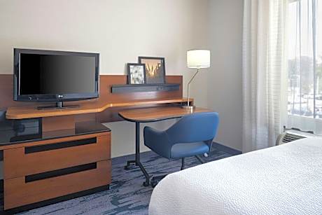 Room, 1 King Bed (Mobility/Hearing Access, Roll-In Shwr) (1 King Bed)