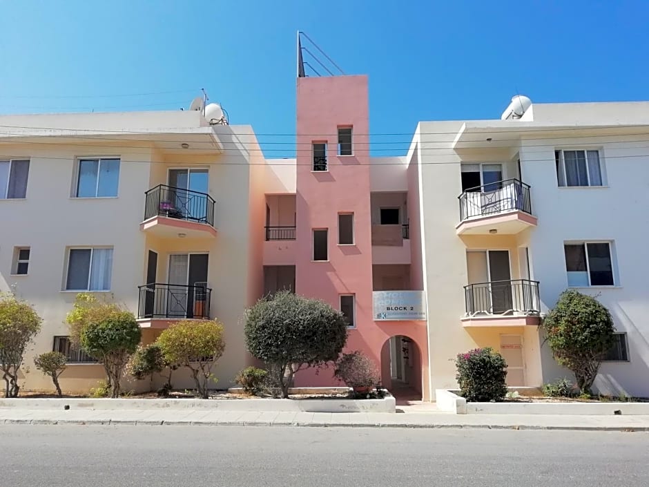 Athena and The Owl Beachside Apt