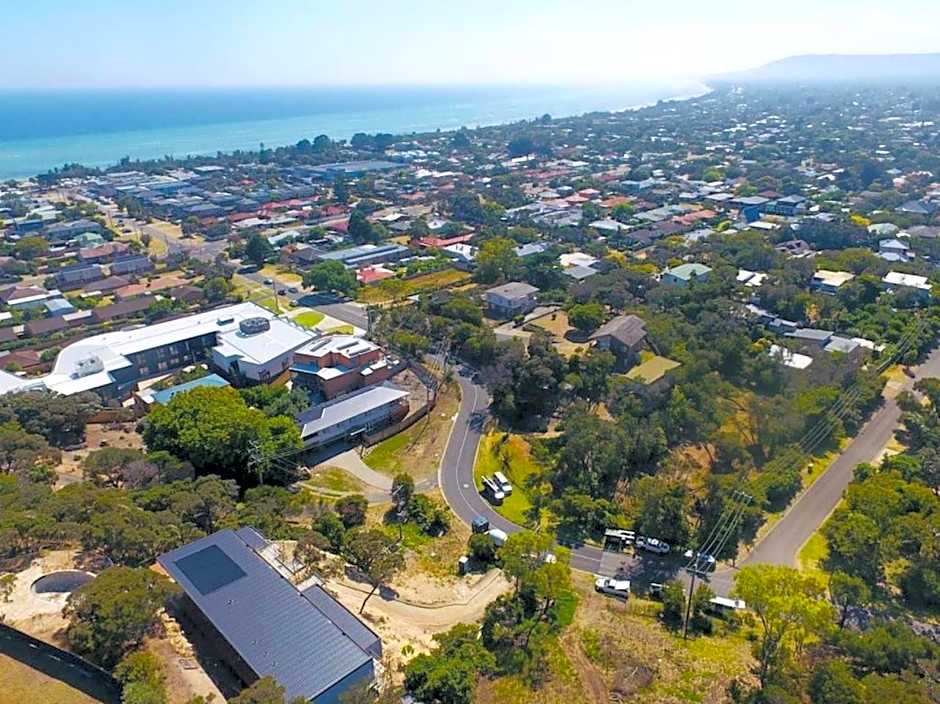 HALE KUPA Rye Beach House Spa Table Tennis