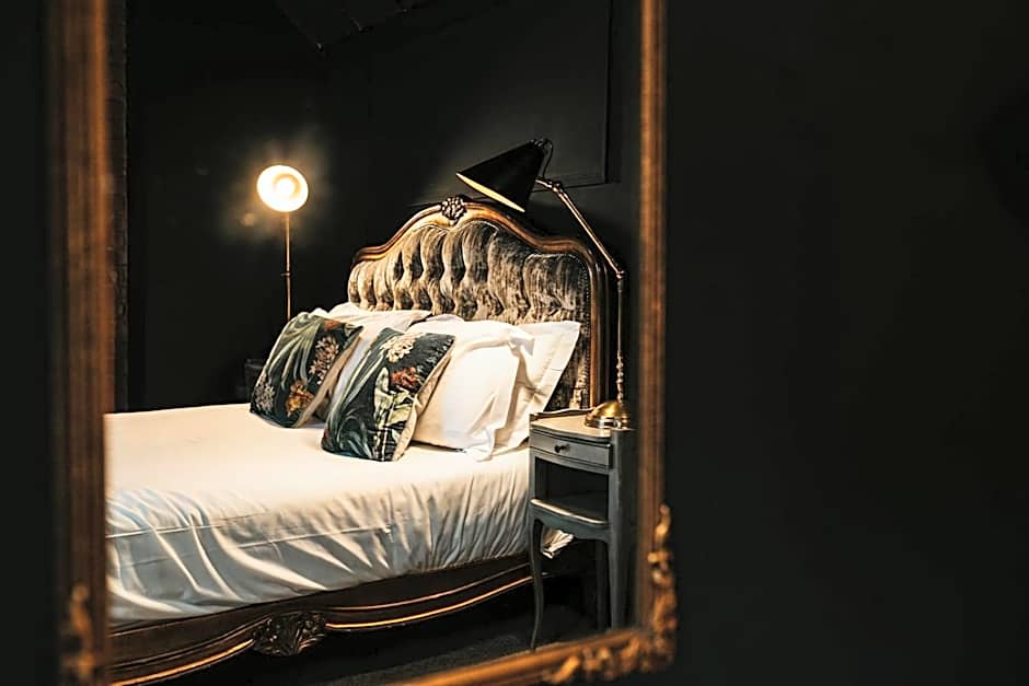 Le Petit Chateau & William de Percy