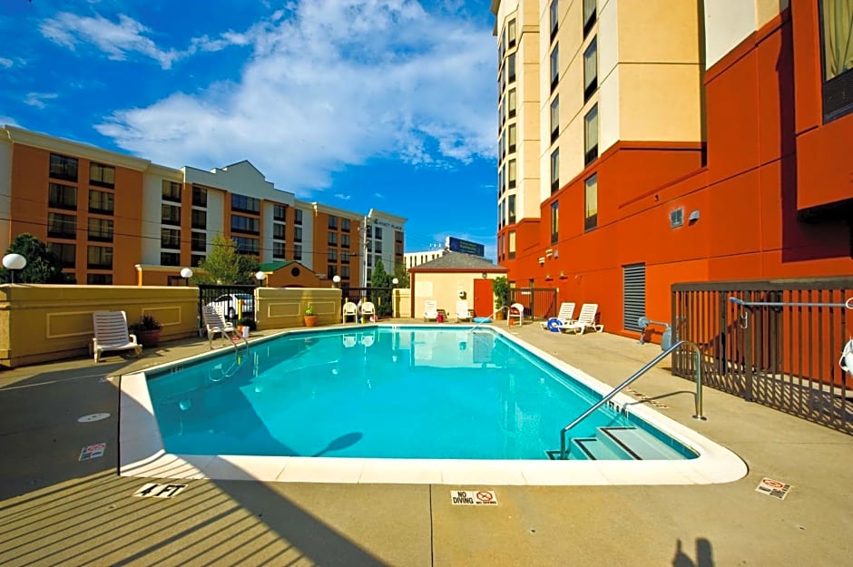 Hampton Inn By Hilton And Suites Atlanta Airport