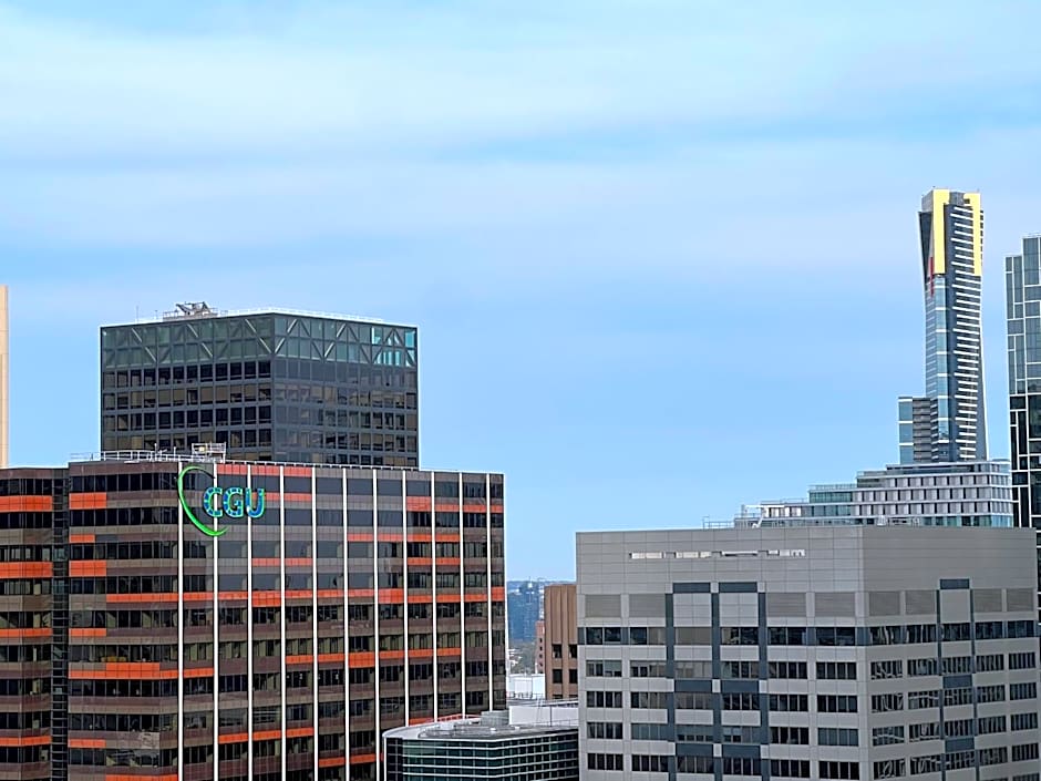 Quiet CBD 3b2b apartment + free parking