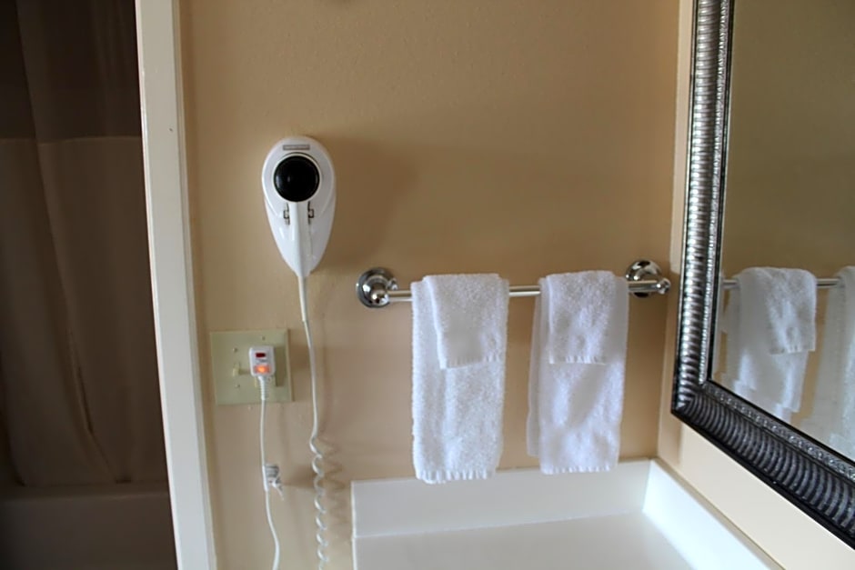Carom Inn a Travelodge by Wyndham Denham Springs-Baton Rouge