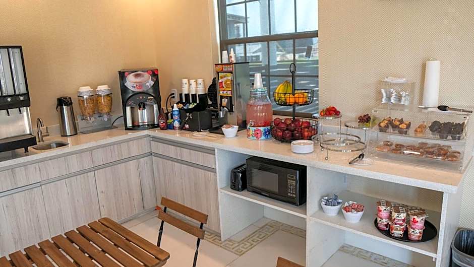 Comfeeni Inn and Suites