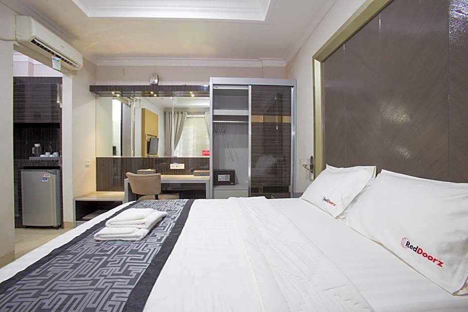 RedDoorz Plus Syariah near Mall Pondok Indah