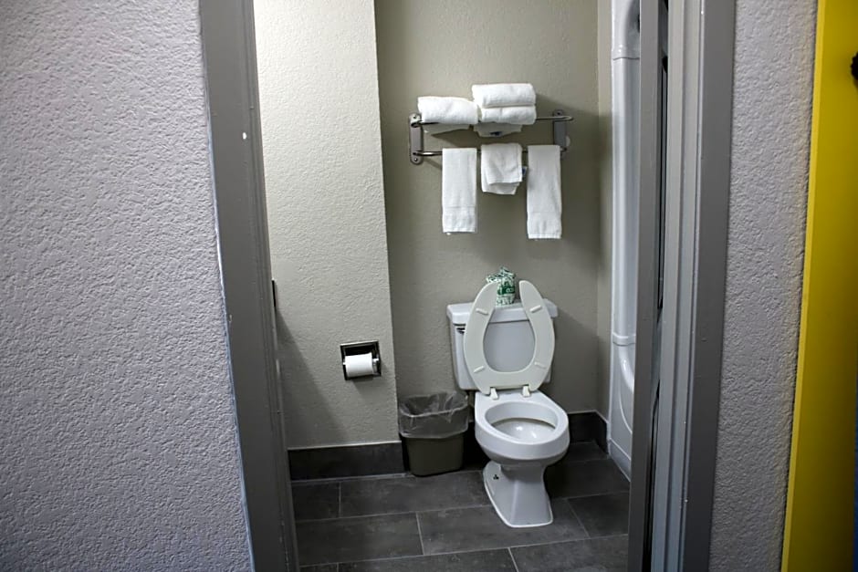 Days Inn by Wyndham Waco University Area