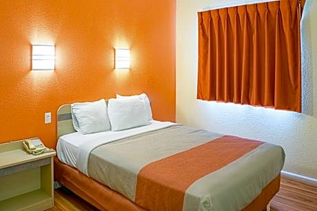 1 QUEEN BED | MOBILITY ACCESS RI SHWR NSMK