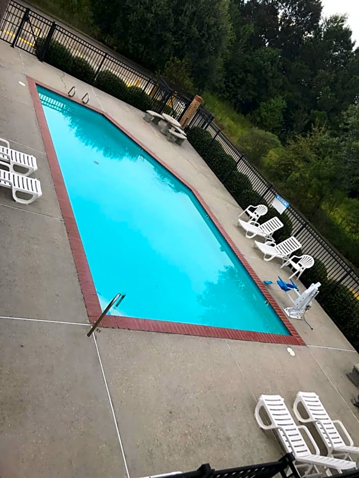 Super 8 by Wyndham Slidell