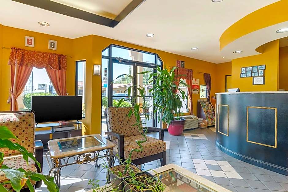 Econo Lodge Inn & Suites