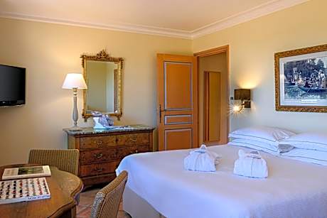 Superior Family Room with View