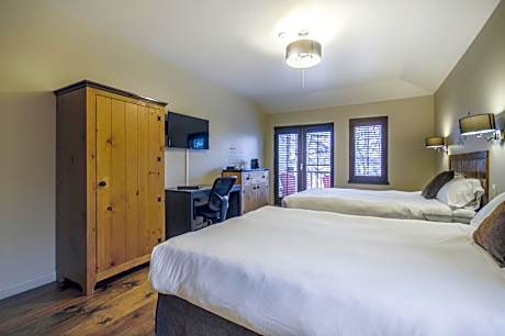 Chambre cote lac avec 2 lits Queen et balcon ou terrasse