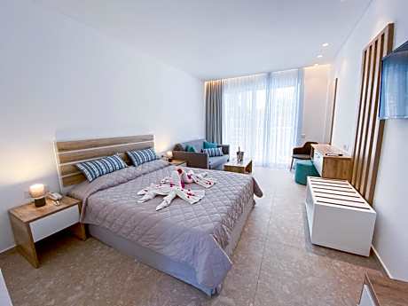 Junior Suite with Sharing Pool