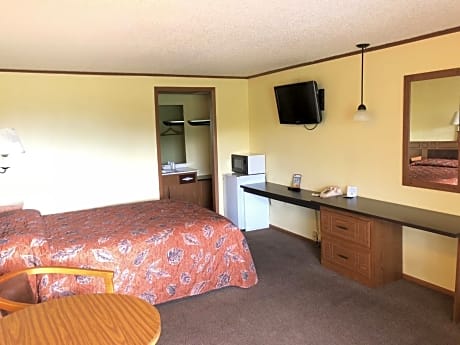 Standard Queen Room with One Queen Bed
