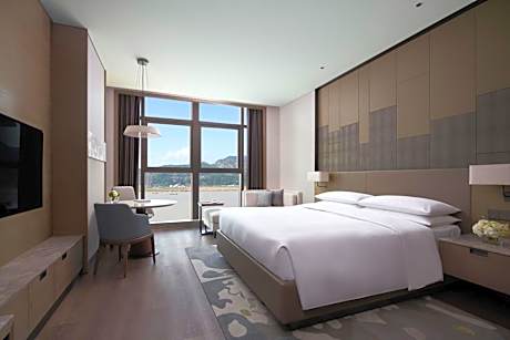King Room with River View - Club Level