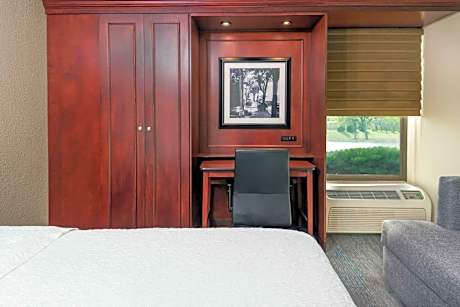 Queen Room with Mobility Access/Non-Smoking