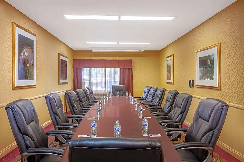 Azure Hotel & Suites Ontario, A Trademark Collection Hotel