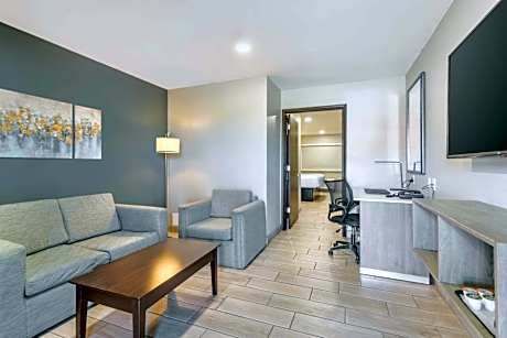 Junior King Suite with Separate Bedroom - Non-Smoking