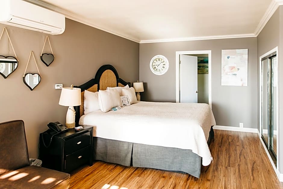 Seaside Laguna Inn & Suites