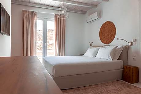 Junior Suite with Side Sea View