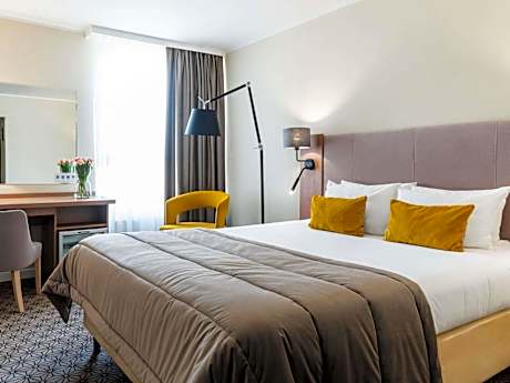 Junior Queen Suite