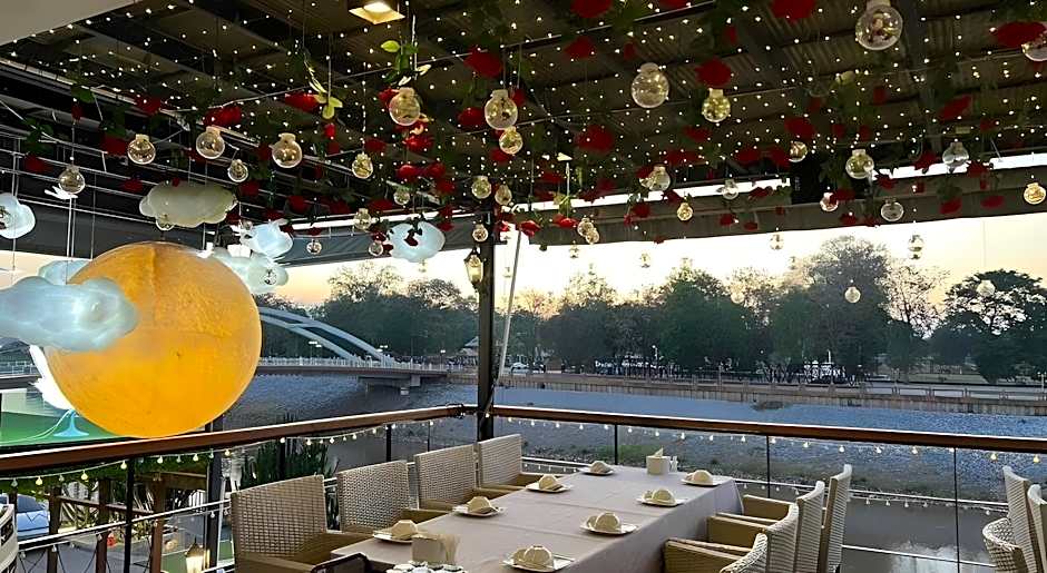 Dragon River Avenue Hotel