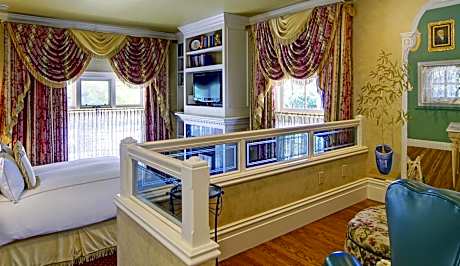 Queen Suite - Library