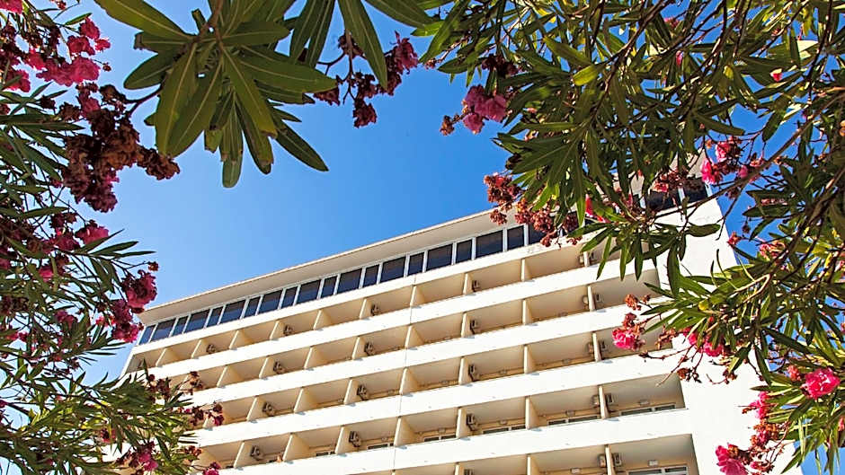 Carcavelos Beach Hotel