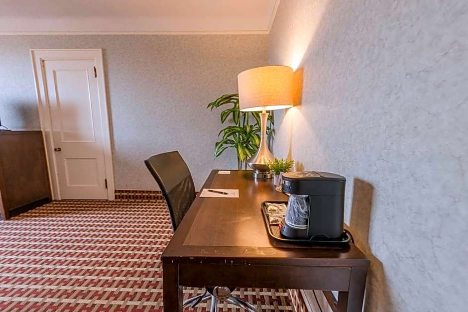 Prince Arthur Waterfront Hotel & Suites