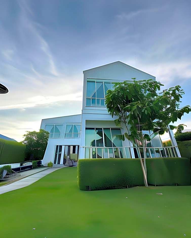 White Wall Riverfront Hotel