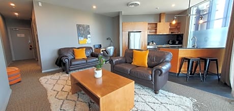 Luxury Two-Bedroom Apartment (King Henry Suite)